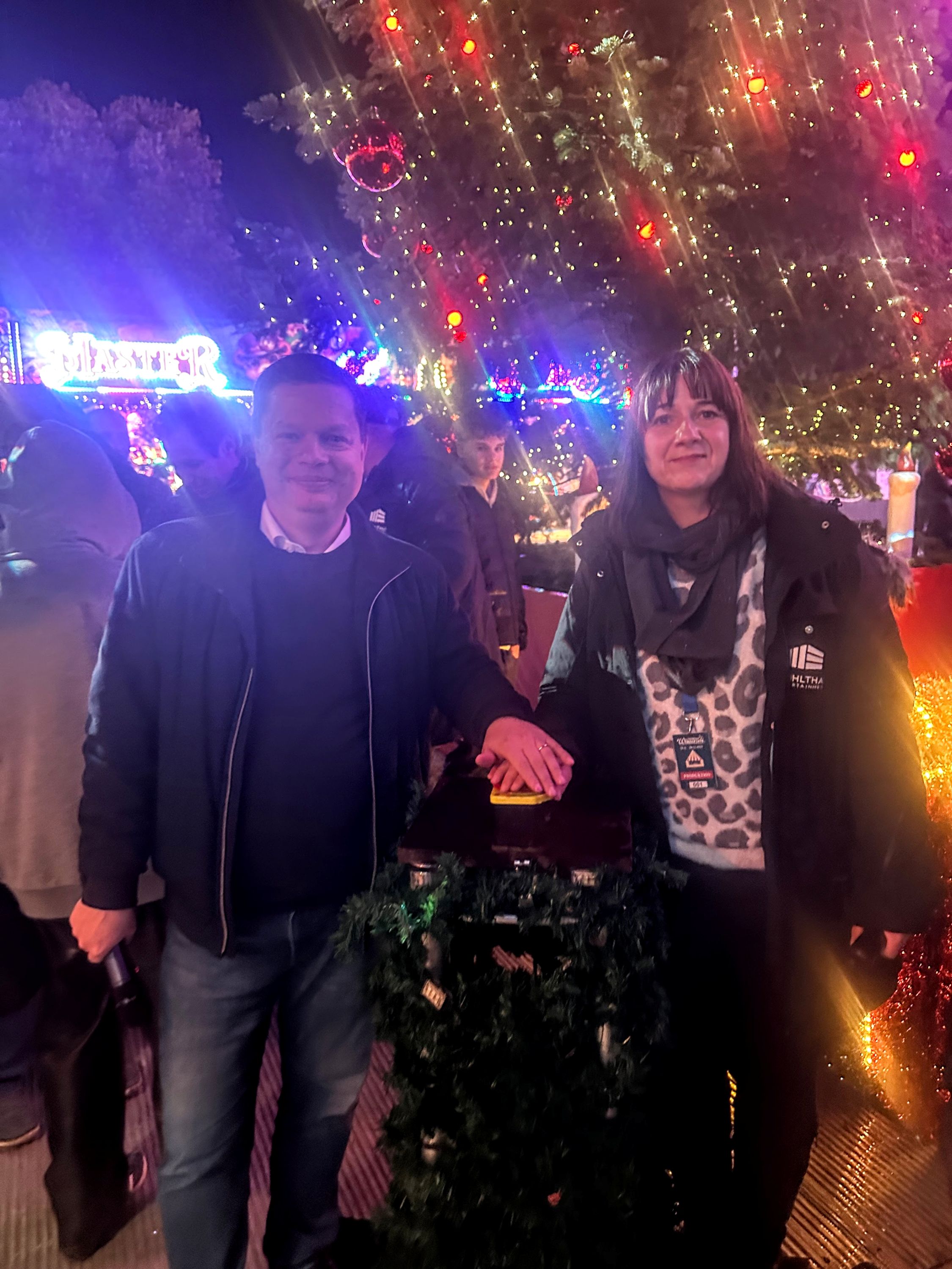 Bezirksbürgermeister Martin Schaefer (CDU) eröffnet gemeinsam mit Veranstalterin Christine Meinecke-Wohlthat die Lichtenberger Winterzeit 2025 | BERLINboxx